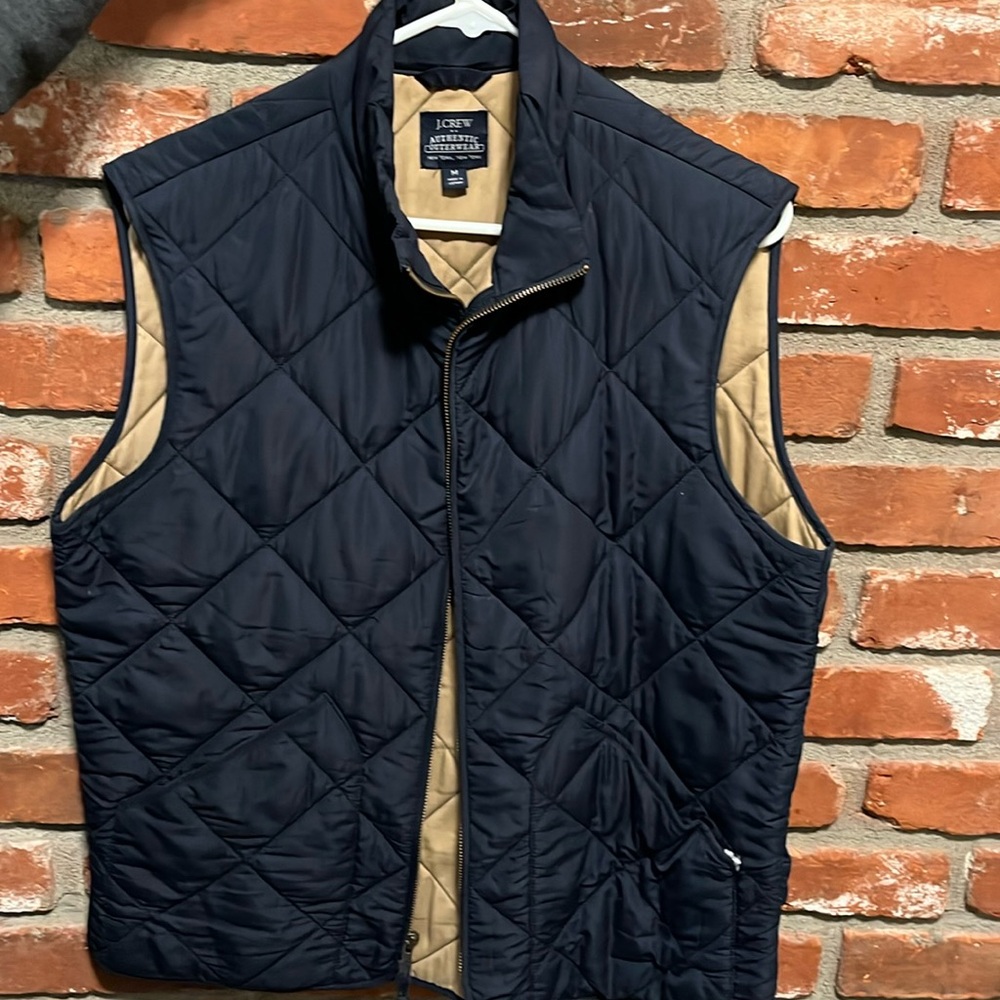 J Crew men’s medium quilted light weight vest,navy blue. Absolutely no damage